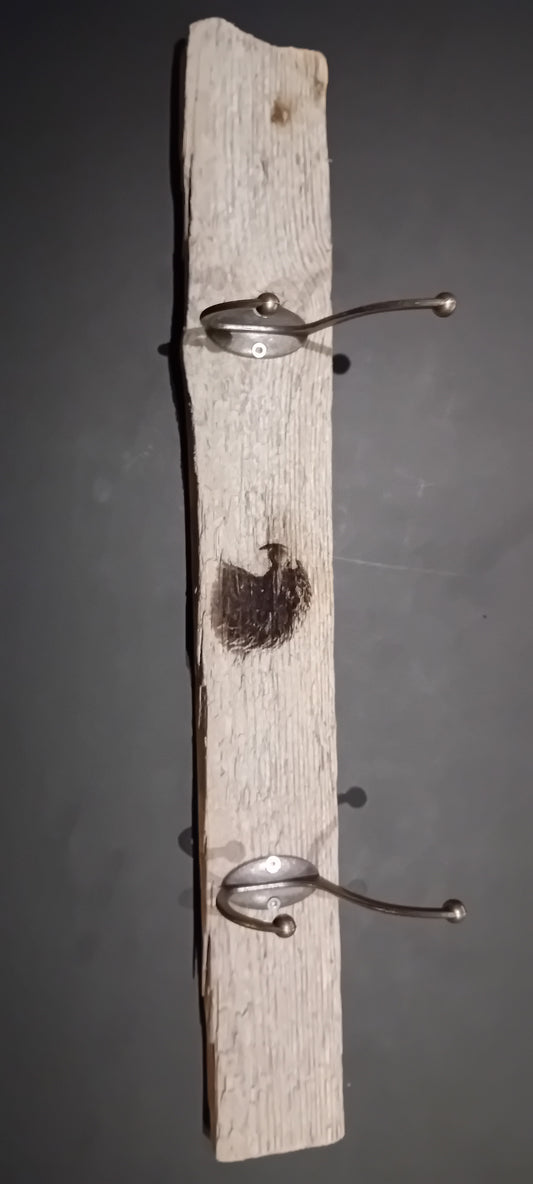 Rustikk krokrekke med villdyrdyrgravering ørn