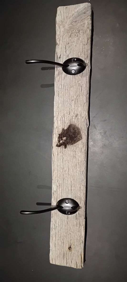 Rustikk krokrekke med villdyrgravering ulv