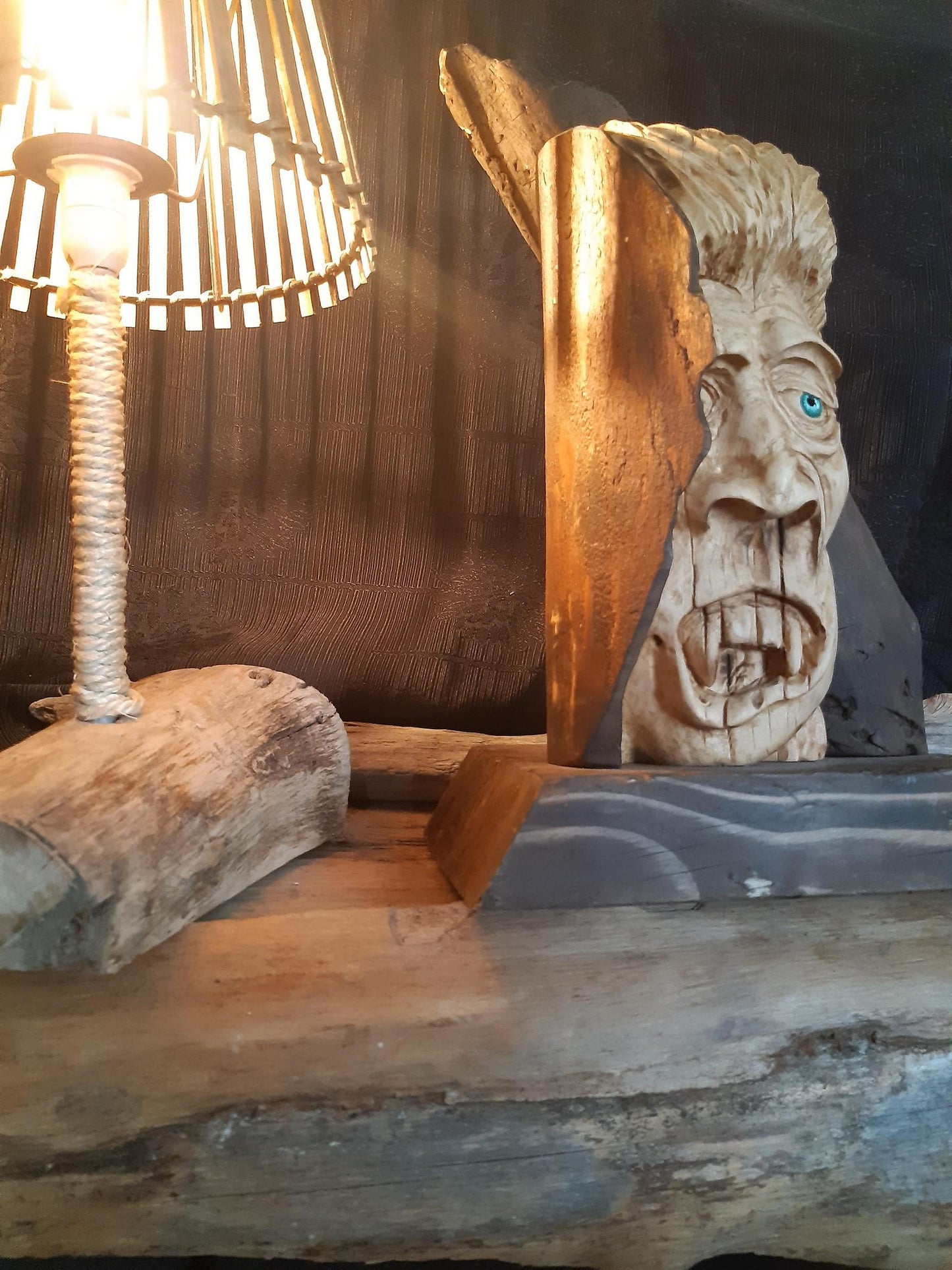 Ivan - Vinstativ med håndskåret vampyr 