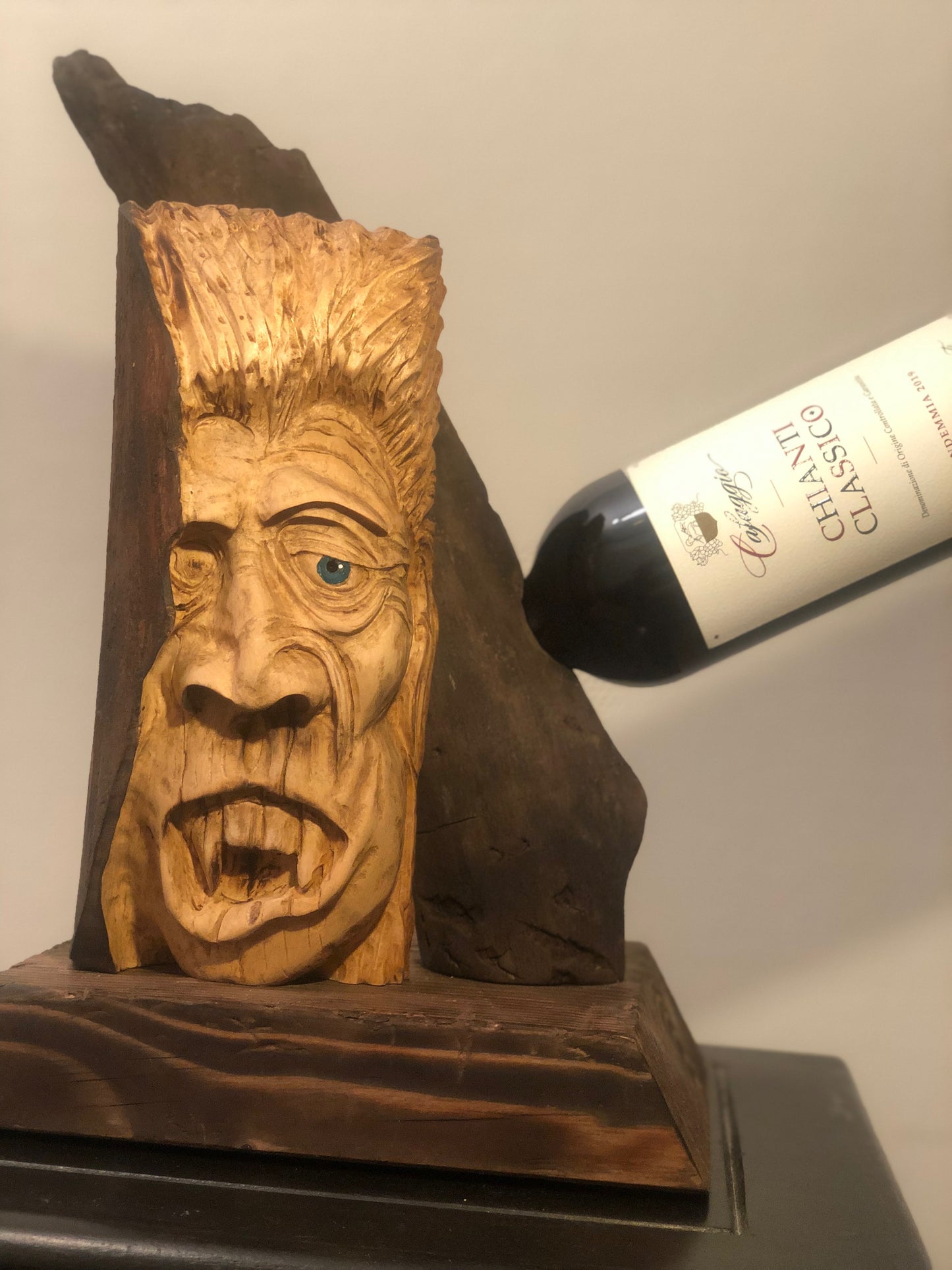 Ivan - Vinstativ med håndskåret vampyr 