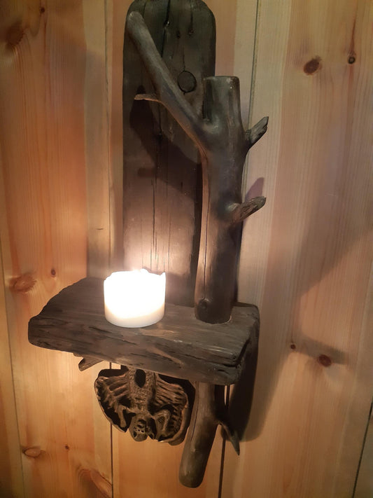 Vegghylle av drivved med hengende håndskåret flaggermus 