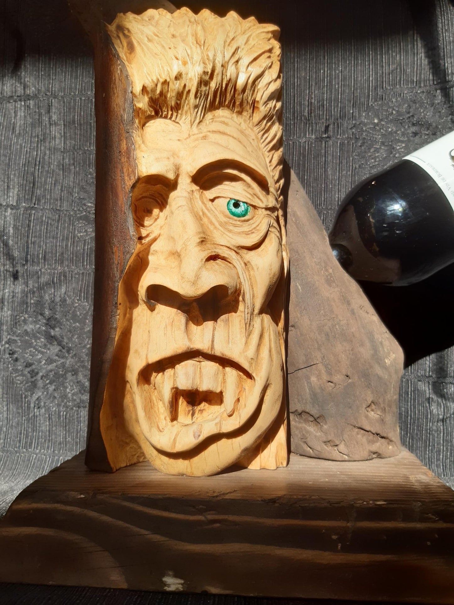 Ivan - Vinstativ med håndskåret vampyr 