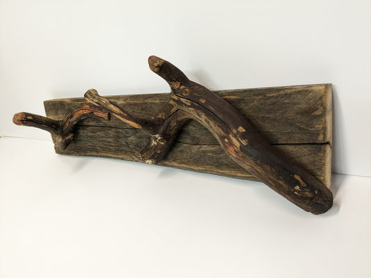 Håndlaget Knaggrekke i Rustikk Drivved med Rhododendron Kroker