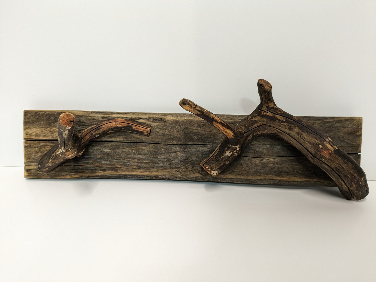 Håndlaget Knaggrekke i Rustikk Drivved med Rhododendron Kroker