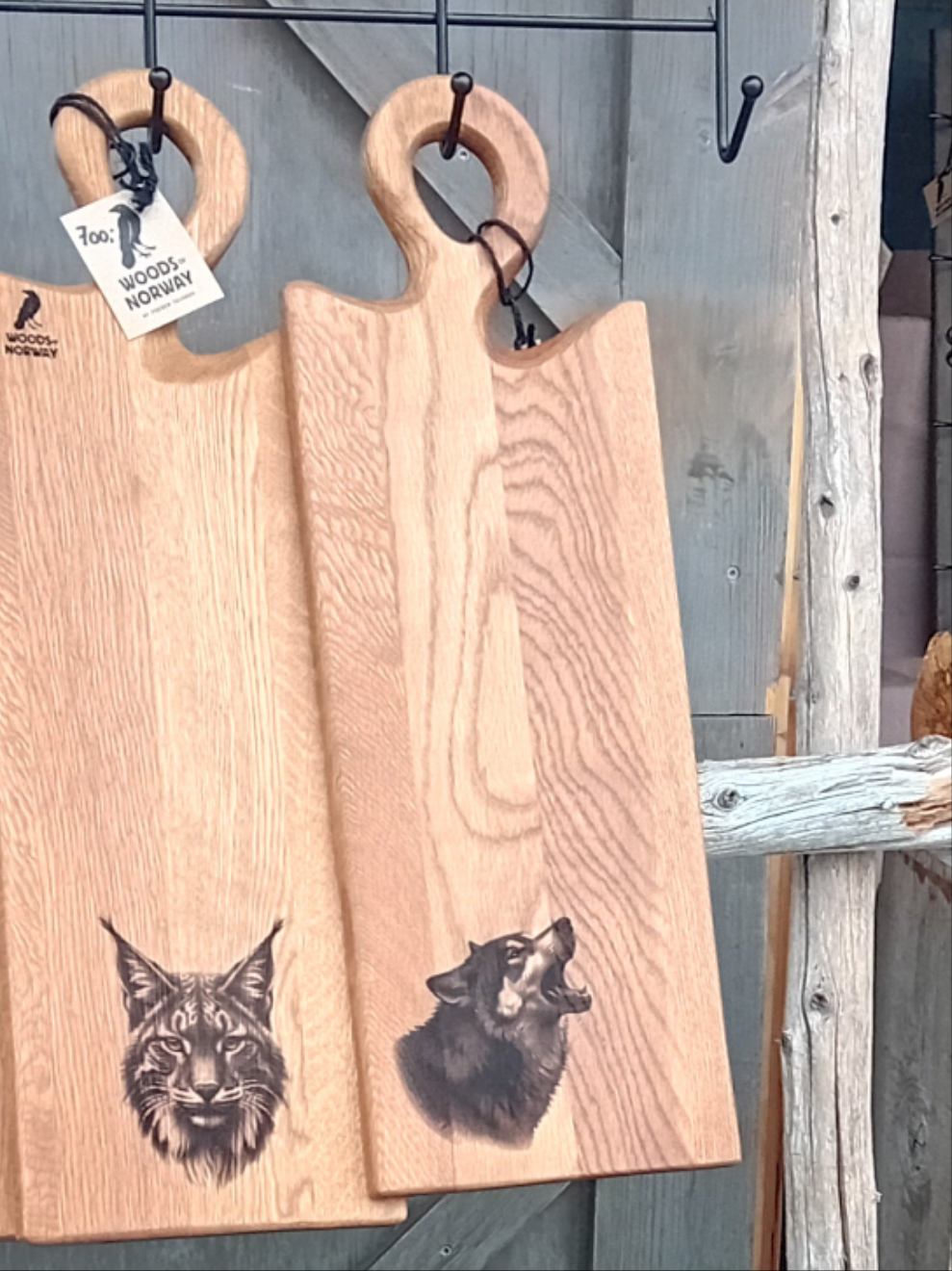 Håndlaget Skjærebrett/Serveringsbrett med motiv av ulv i Solid Eik
