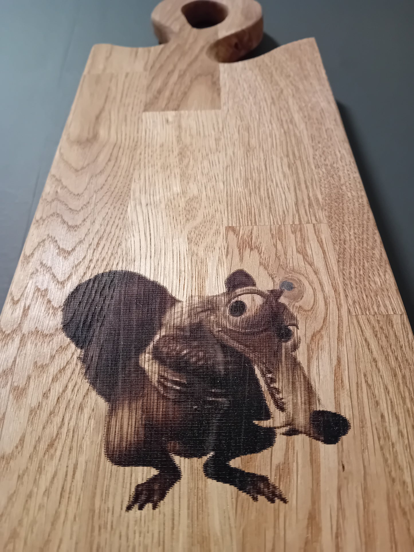 Håndlaget Skjærebrett/Serveringsbrett med Ekorn-motiv i Eik