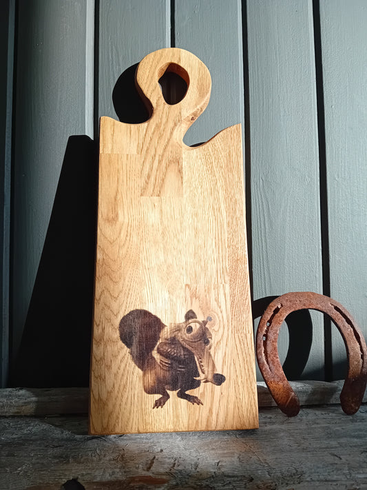 Håndlaget Skjærebrett/Serveringsbrett med Ekorn-motiv i Eik
