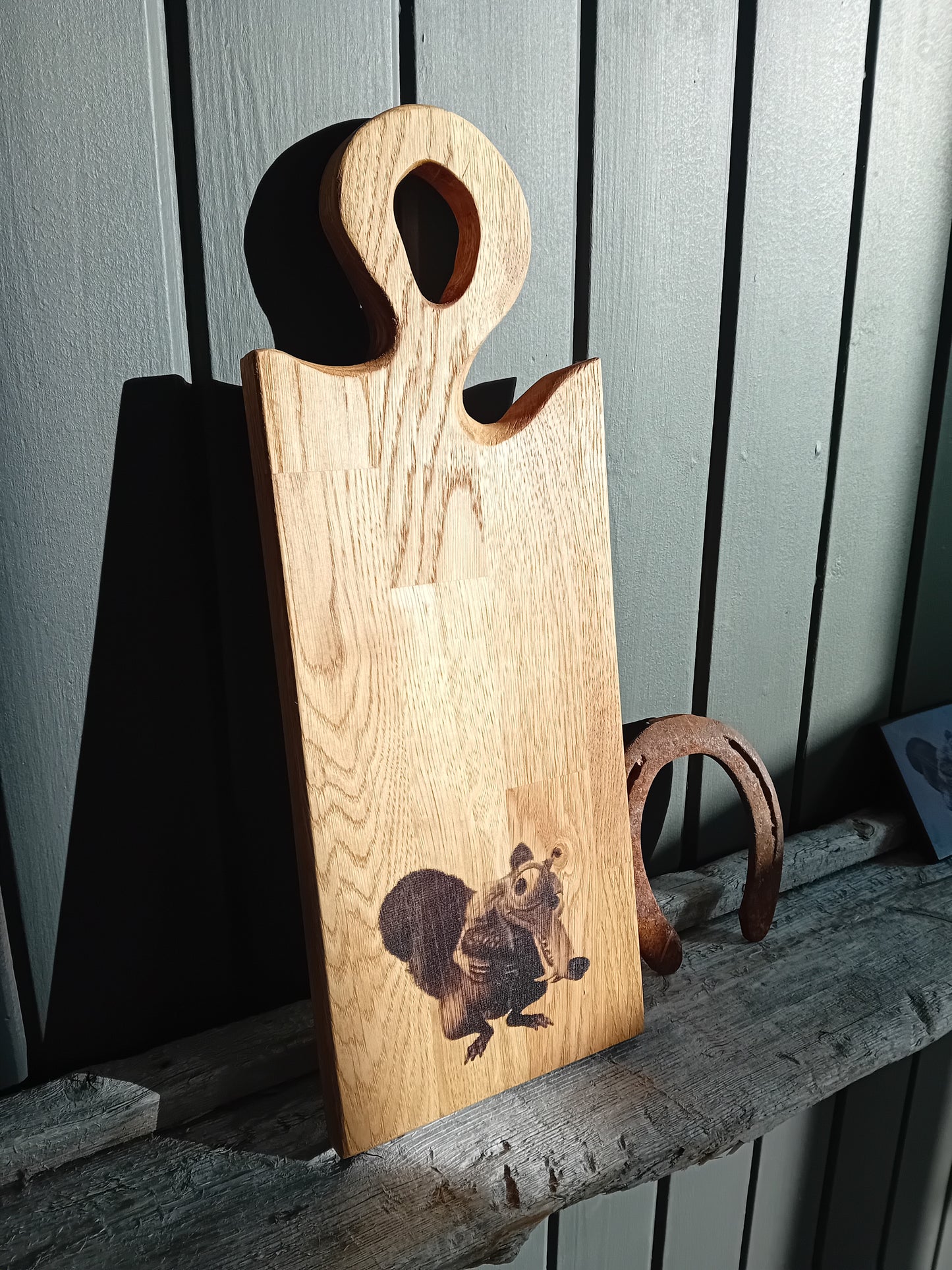 Håndlaget Skjærebrett/Serveringsbrett med Ekorn-motiv i Eik